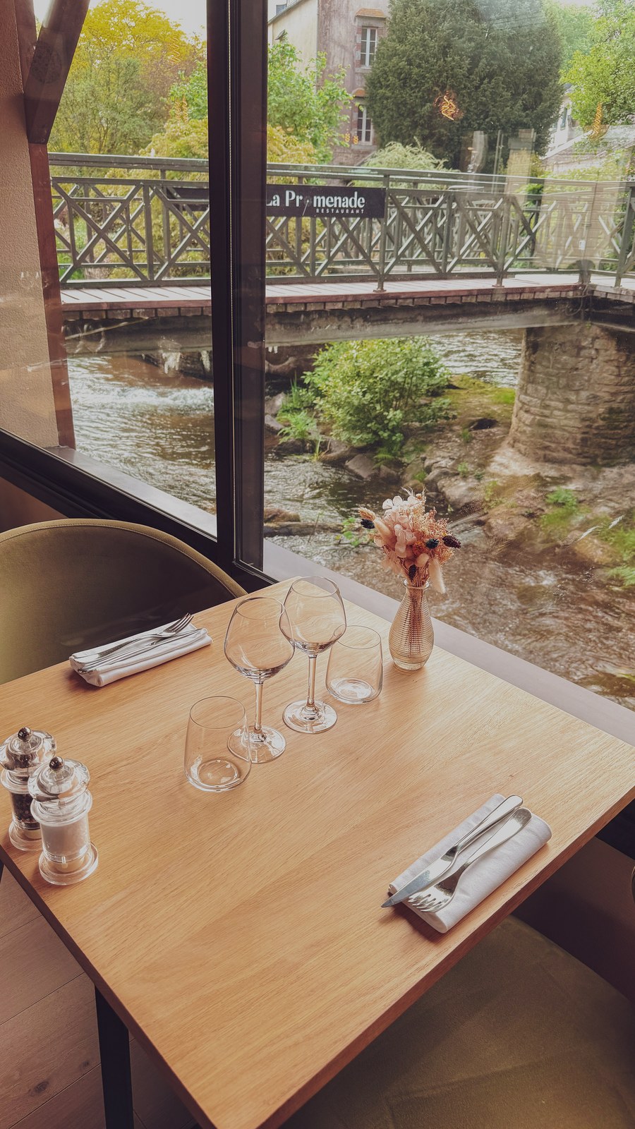 Table avec vue sur le pont