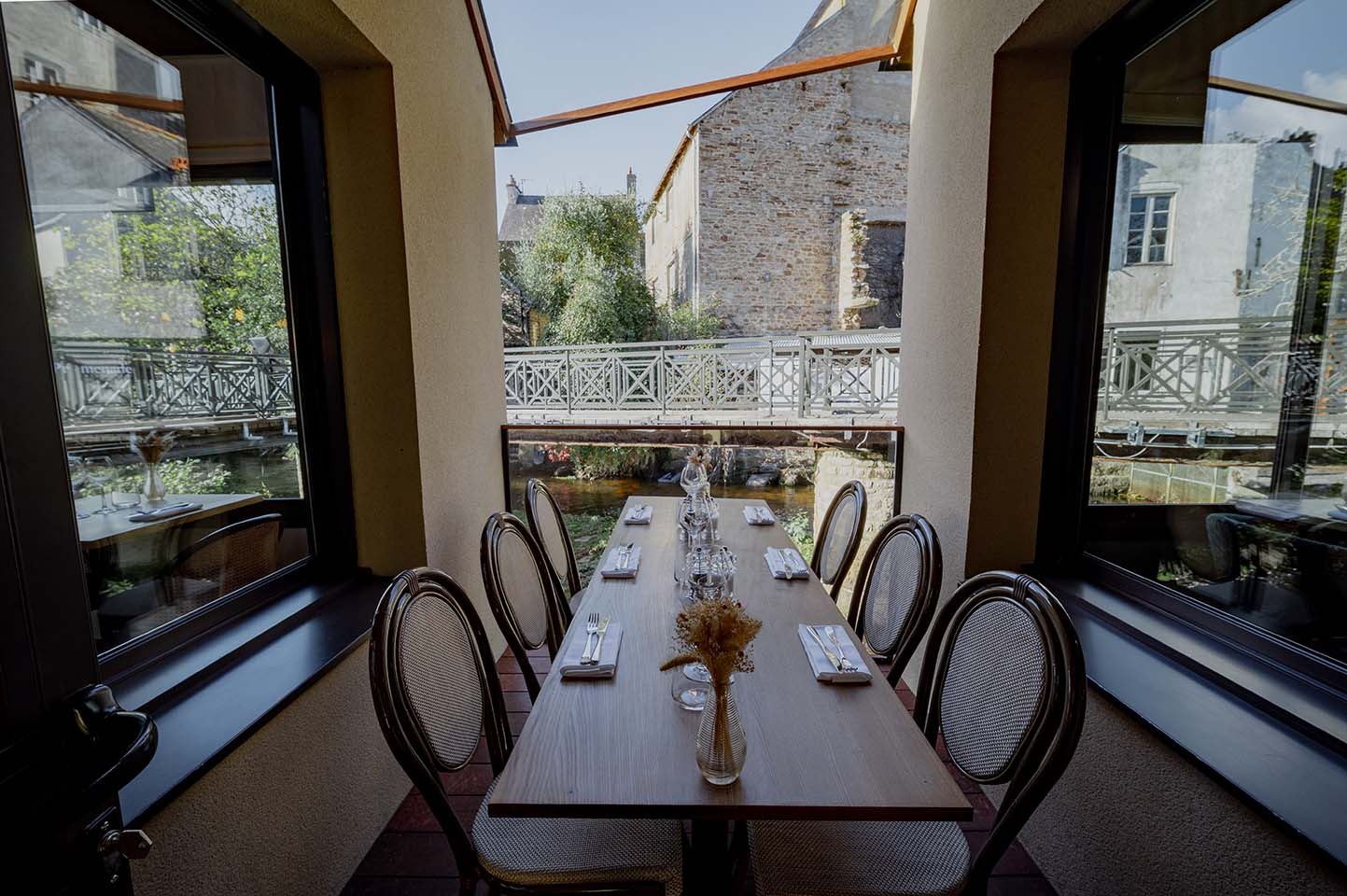 Salle ouverte sur la rivière de l'Aven